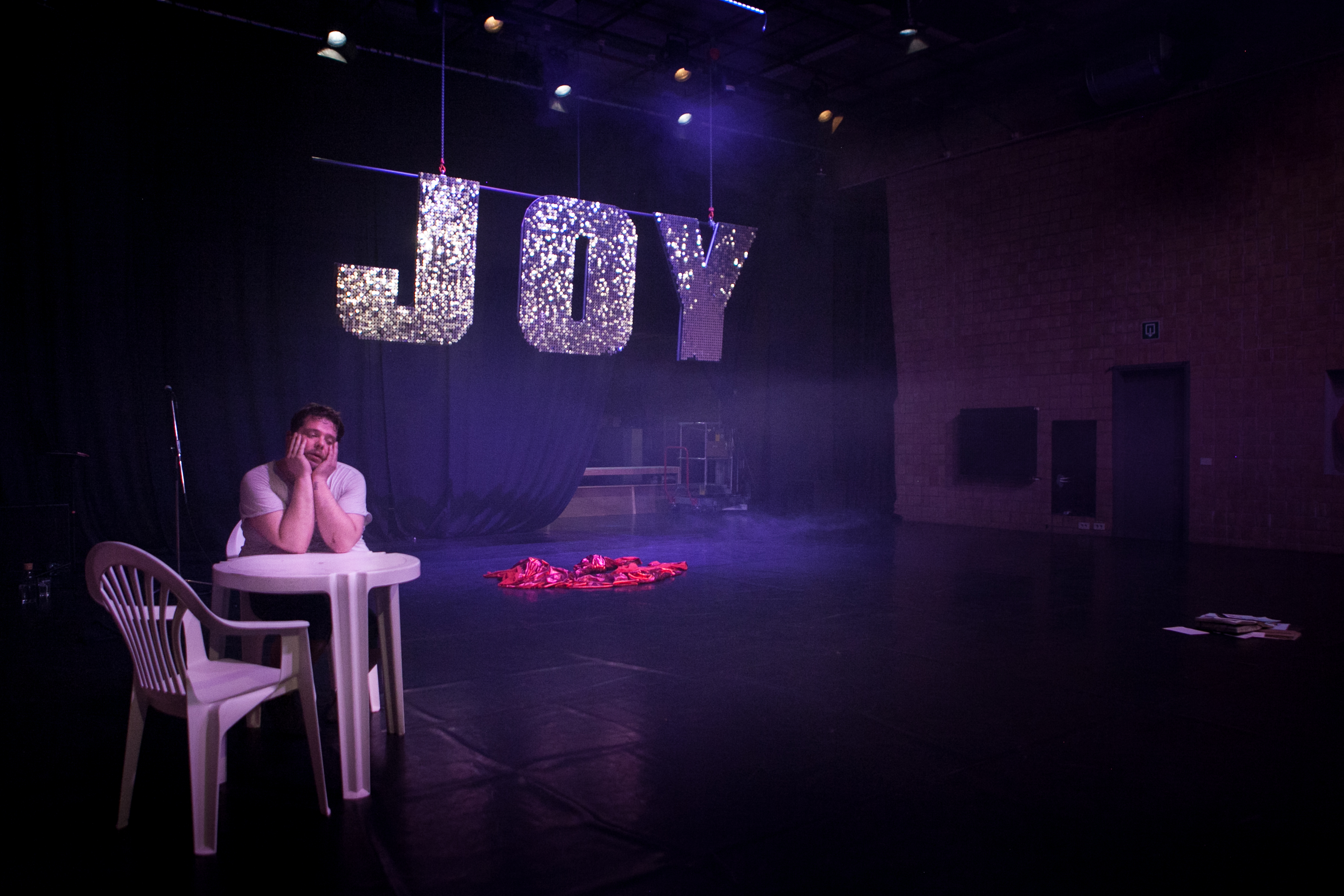 Skats no izrādes "Esi sveicināta, bezjēdzība – W un draugiem" // Foto – Radovan Dranga